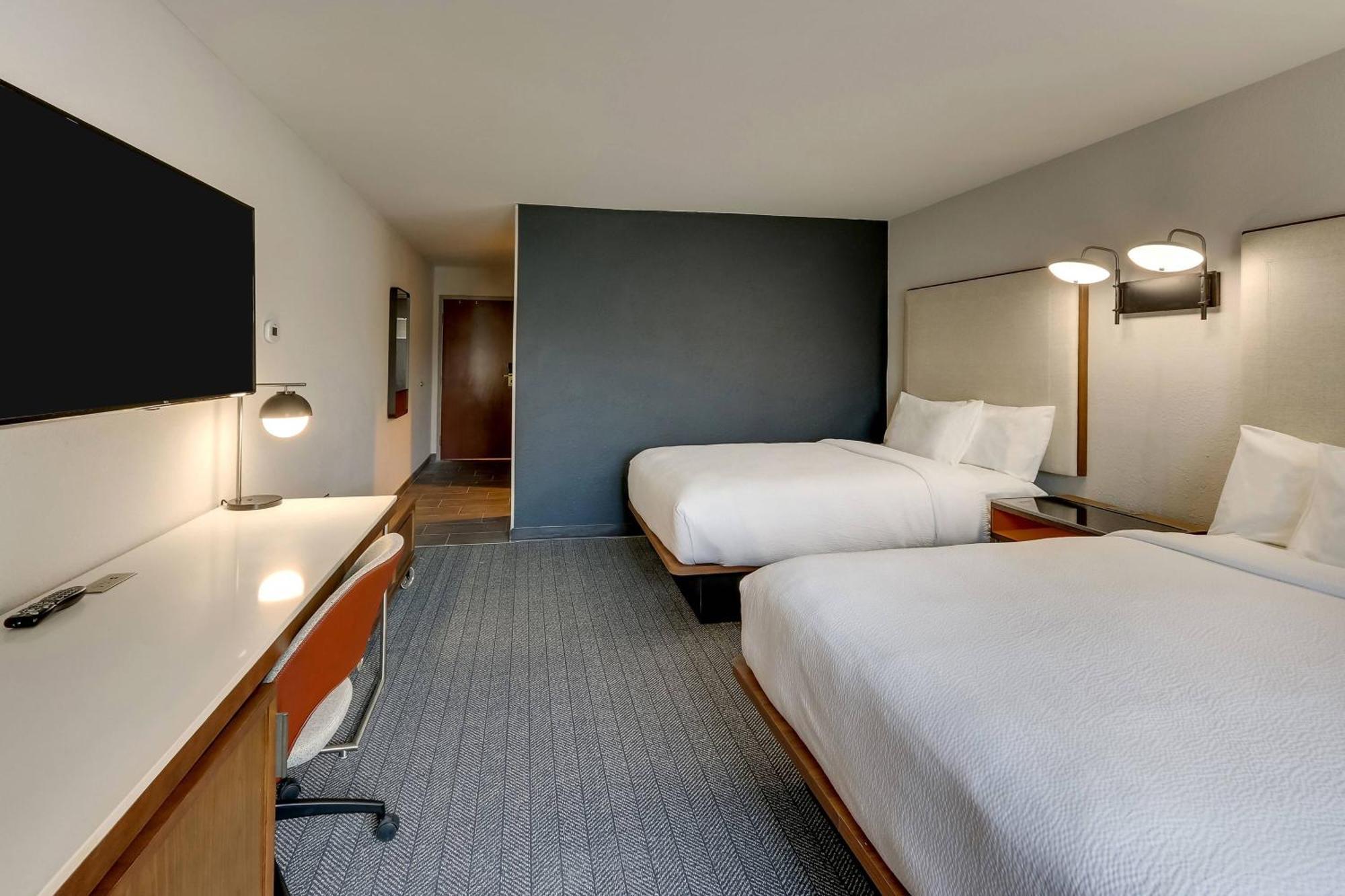 Courtyard Lexington South/Hamburg Place Bagian luar foto
