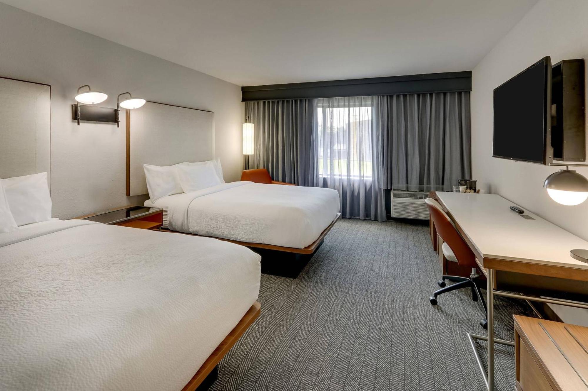 Courtyard Lexington South/Hamburg Place Bagian luar foto