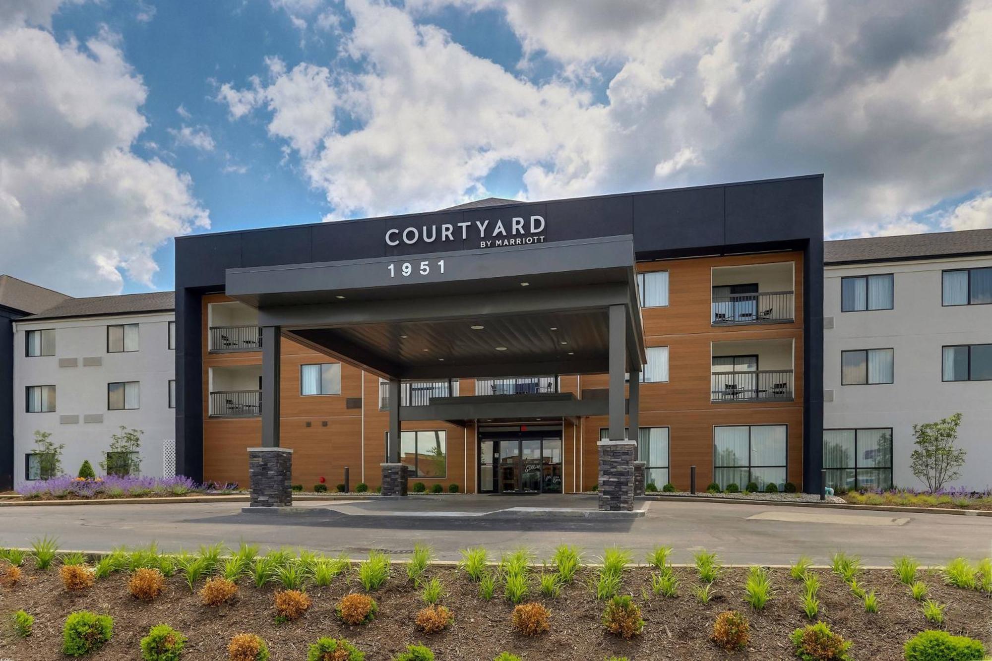 Courtyard Lexington South/Hamburg Place Bagian luar foto